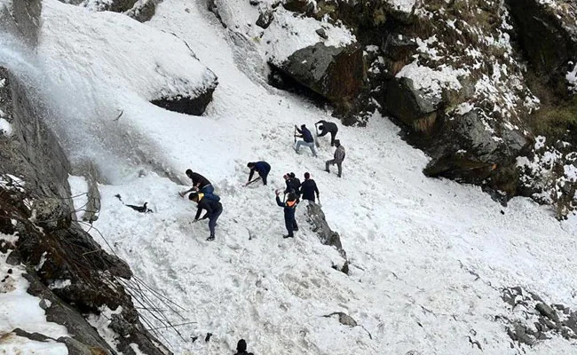 हिम्लुङ हिमपहिरोमा थप चार आरोही मृत फेला,मृतकको संख्या ११ पुग्यो