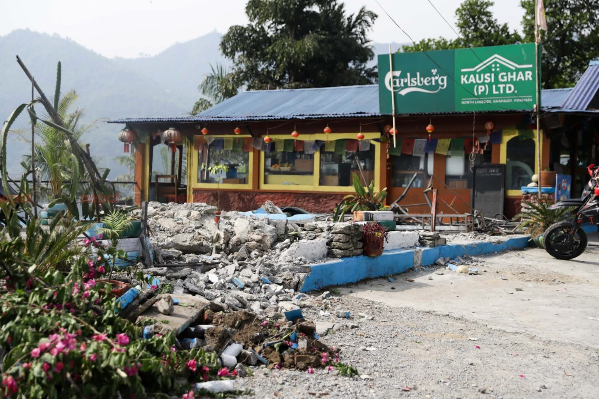 फेवाताल छेउको अबैध संरचनामा महानगरको डोजर, स्थानीयको विरोध