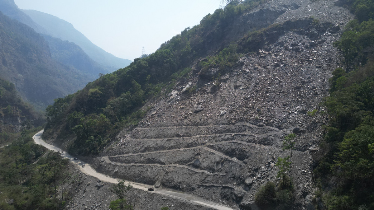 सिरुवारीमा ‘बेञ्चिङ’ बिधिबाट पहिरो रोकथाम