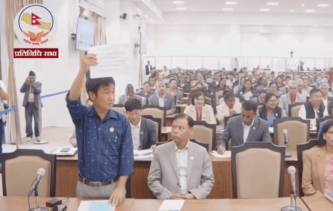 संसदमा प्ले कार्ड देखाएर हर्क साम्पाङको विरोध आज पनि जारी, प्रधानमन्त्रीको राजीनामा माग