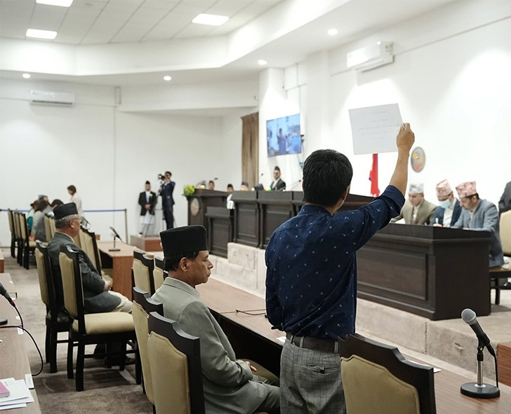 प्रधानमन्त्रीलाई संसदमा नदेखेपछि सभामुखलाई प्लेकार्ड देखाएर बाहिरीए हर्क साम्पाङ