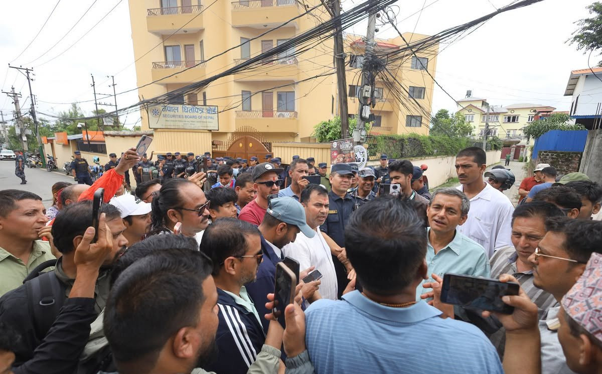 शेयर बजार सुधारको माग गर्दै धितोपत्र बोर्ड घेर्न पुगे लगानीकर्ता
