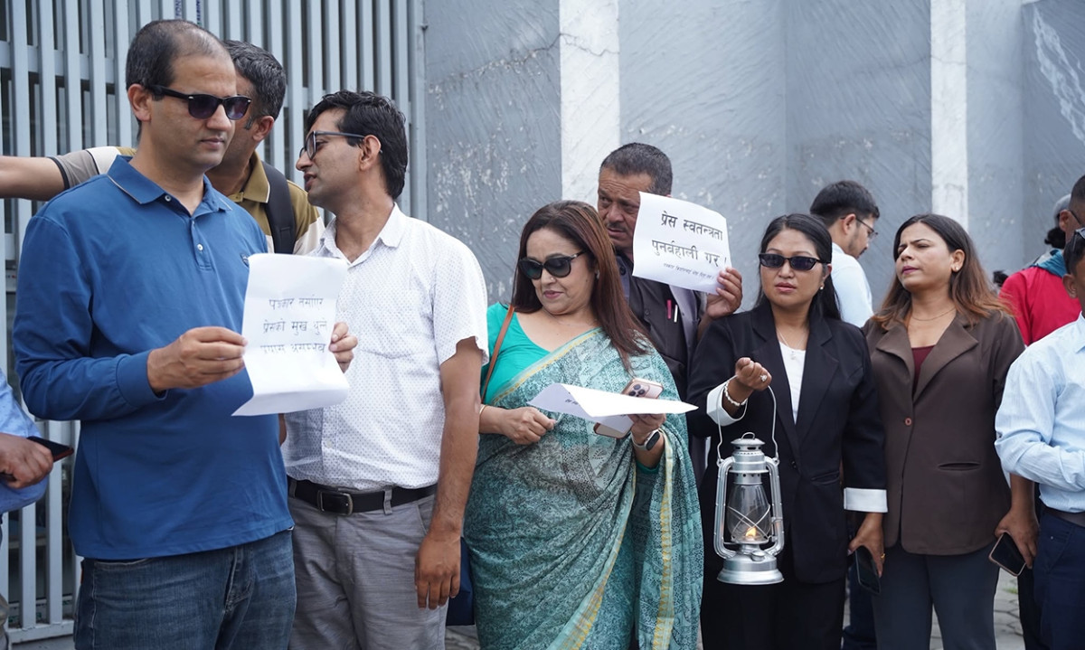 पत्रकार किशोर श्रेष्ठलाई रिहा गर्न माग गर्दै लालटिन बोकेर प्रदर्शन