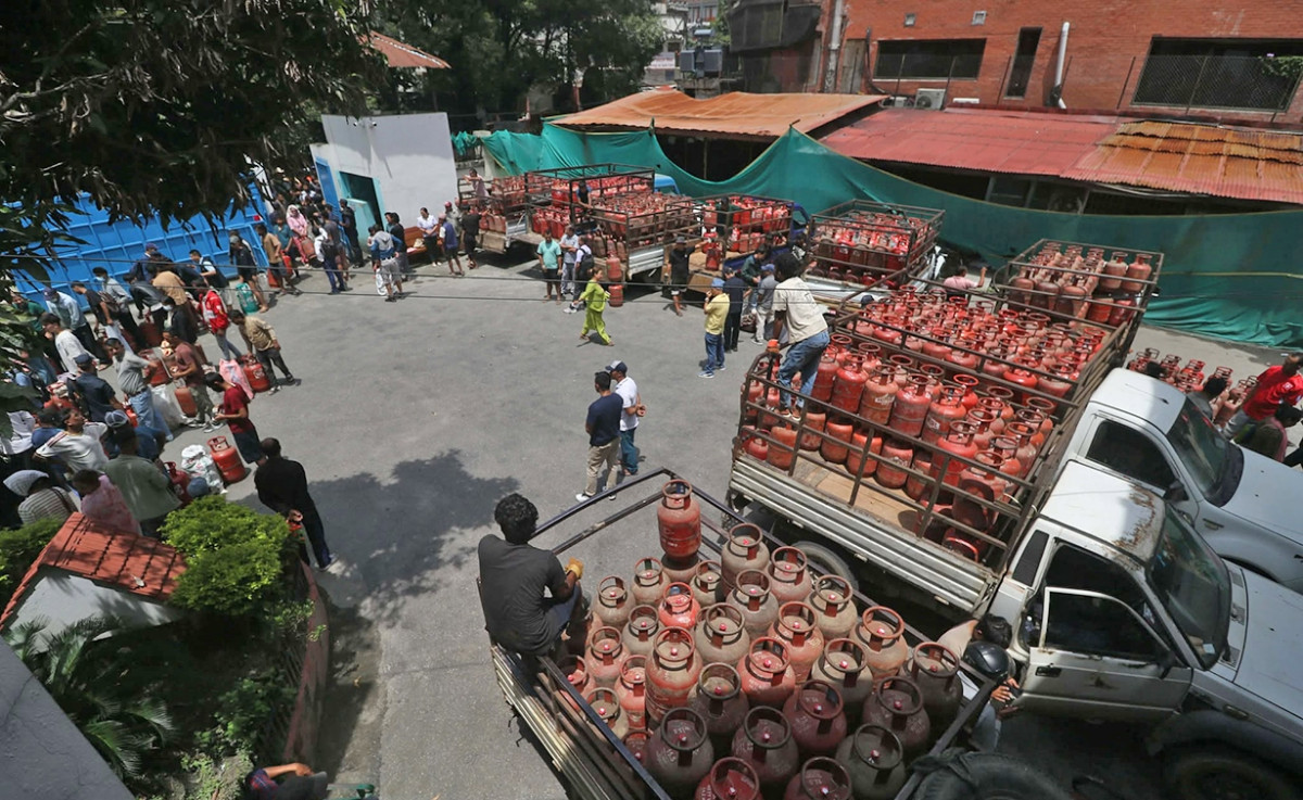 काठमाडौंका पाँच छुट्टाछुट्टै स्थानबाट विभिन्न ब्रान्डका ग्यास सिलिन्डर धमाधम बिक्री गरिँदै