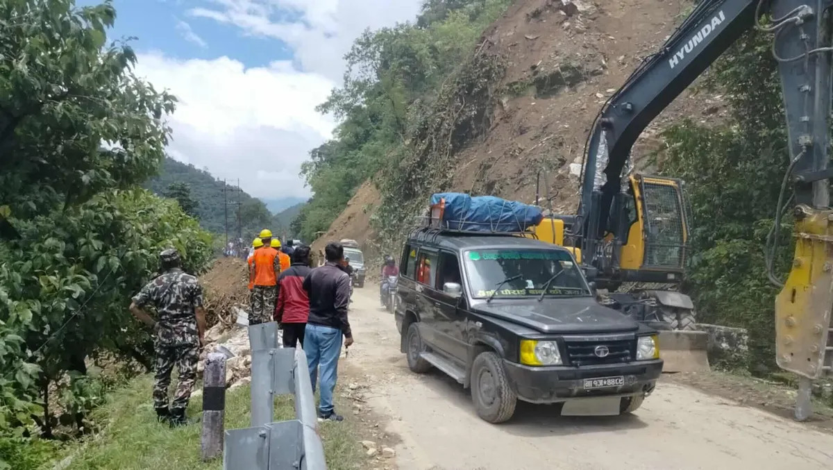 ४ दिनपछि चल्न थाल्यो बीपी राजमार्गमा साना गाडी