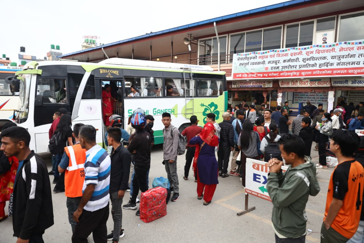 दशै मनाएर  फर्किनेको संख्या बढेसगै उपत्यकामा सवारीको चाप बढ्दै